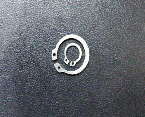 Hochfeste Edelstahlkreisringe mit Halterring für die Welle für mechanische Teile