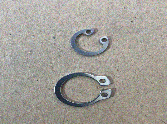 Einfache Oberfläche Außen-Innen-Kreislauf-Snap-Ring für die Welle 100% garantiert